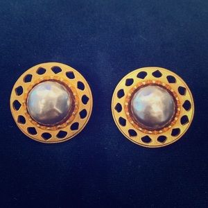 Karl Lagerfeld Chanel Vintage pearl clipon earring